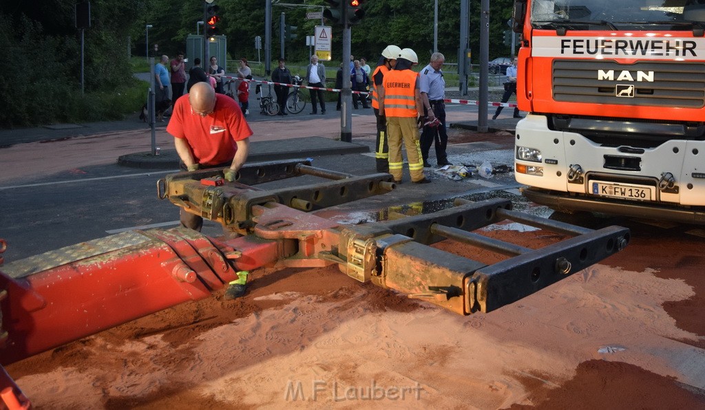 TLF 4 umgestuerzt Koeln Bocklemuend Ollenhauer Ring Militaerringstr P196.JPG - Miklos Laubert